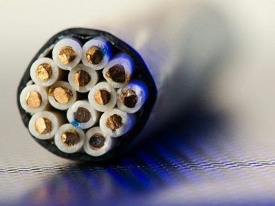 柔韌與剛毅：電纜屏蔽層中銅絲與銅帶的終極對決